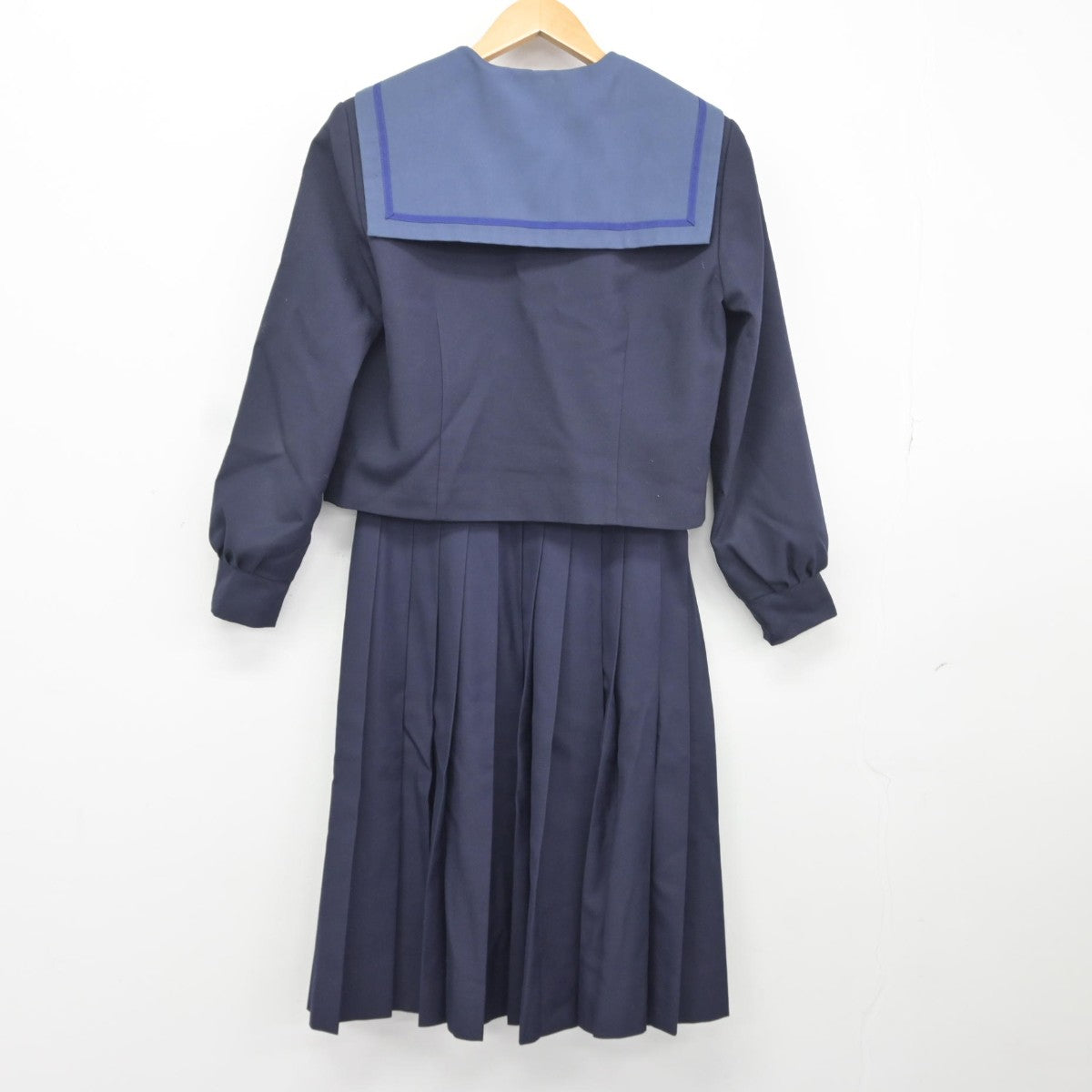 We offer 【中古】三重県 桜中学校 女子制服 3点（セーラー服・スカート）sf038017 Supply